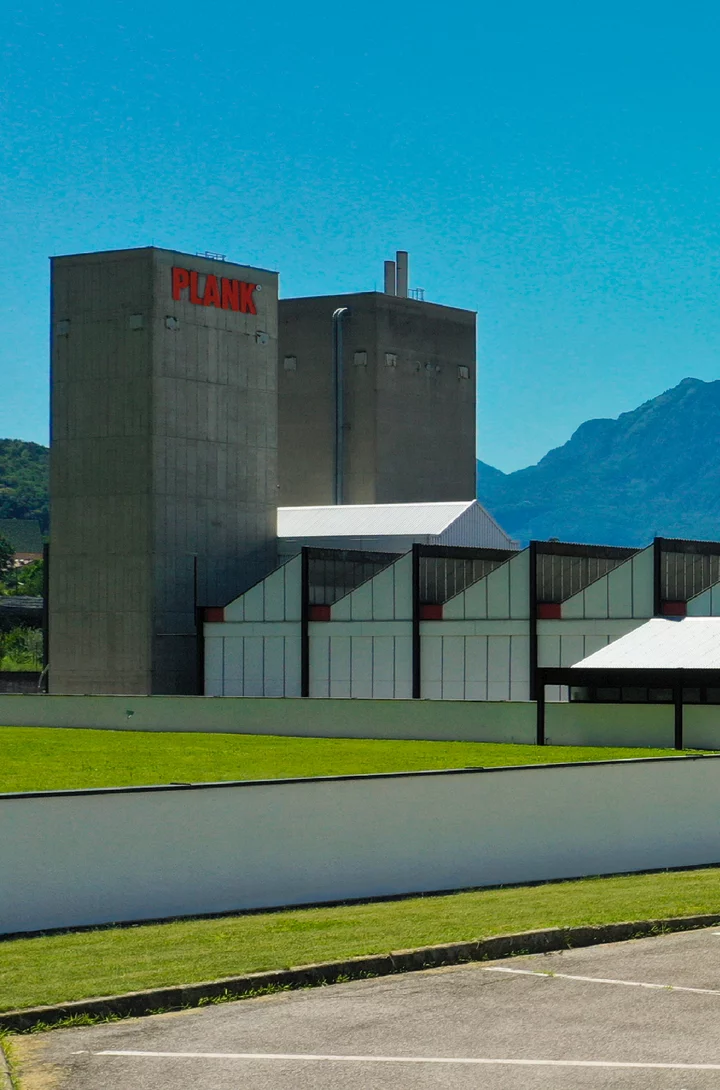 Die Betontürme der PLANK-Fabrik mit dem PLANK-Schriftzug, darunter die Sheddächer