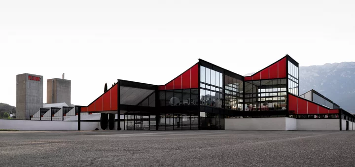 The PLANK headquarters: black steel, glass and red roof panels